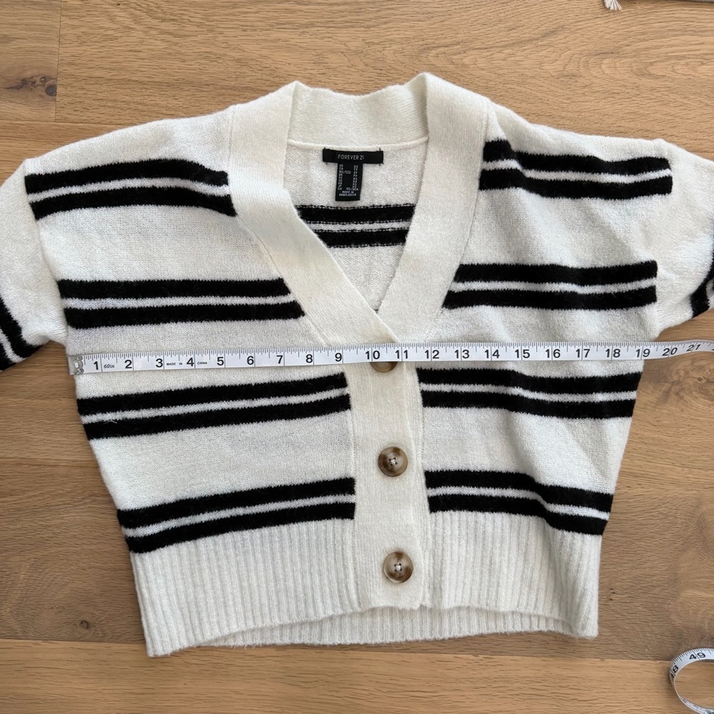 🖤🤍 Forever 21 Black & White Striped Cropped Cardigan – Size XS - Picture 4 of 5